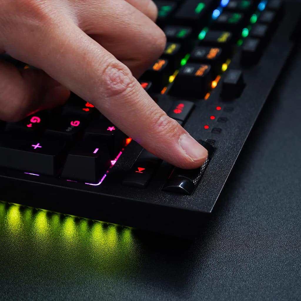 Redragon K586 Brahma's showing the tactile volume roller & specialized keys for quick audio adjustments during gaming or media consumption